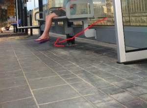 קלוז אפ של רגליים באוויר בתחנת המטרונית עם חץ - Copy