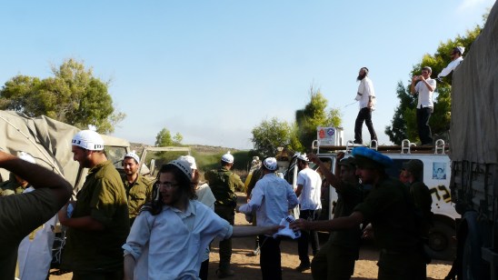 ברסלבים עם חיילי מילואים צוק איתן קיץ 2014