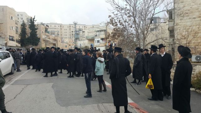 רונה הפגנה חרדים ירושלים 2017 חורף - מול לשכת הגיוס.jpg